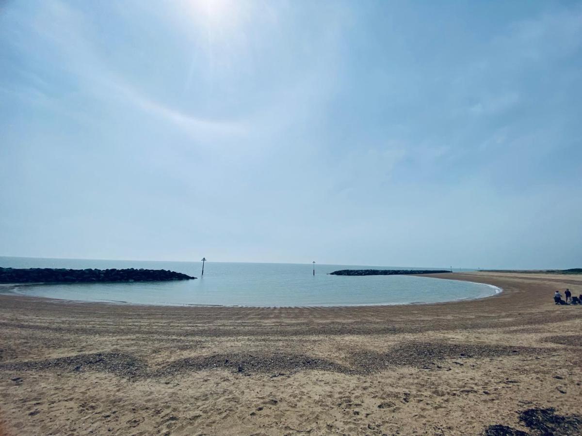 8 Bed Sun Decked Caravan Unlimited High Speed Wifi And Fun At Seawick Holiday Park Clacton-on-Sea Exterior foto